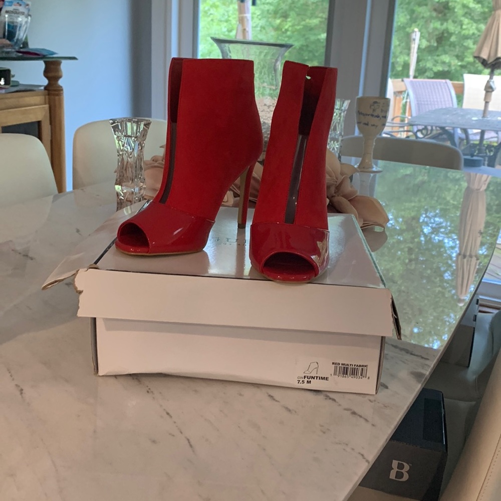 Guess Funtime pump 7.5 red